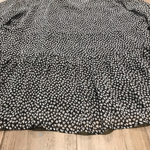 LOFT Black and White Blouse with Elegant Design - Picture 4 of 4